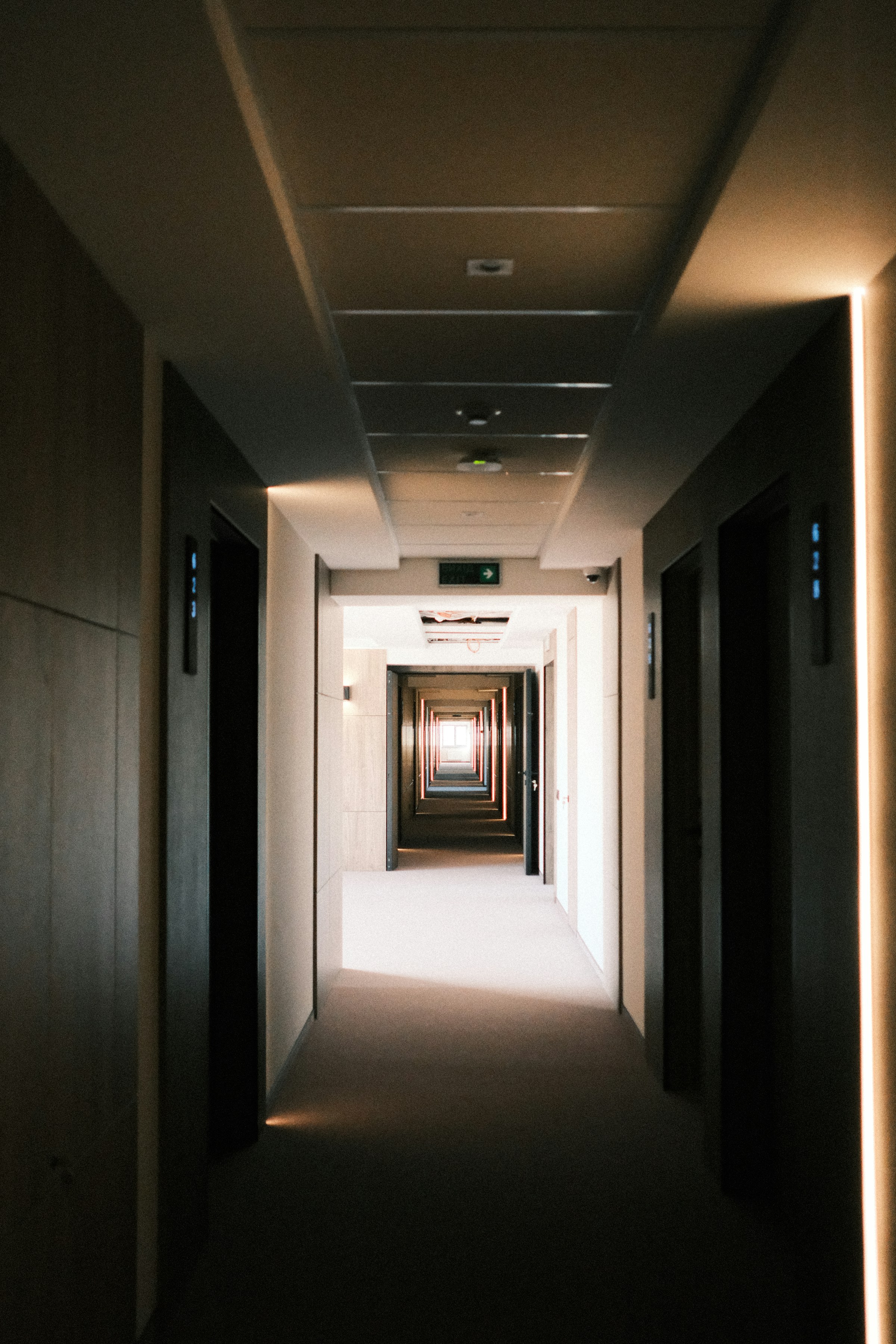 Hotelflur mit unsichtbarer technischer Infrastruktur